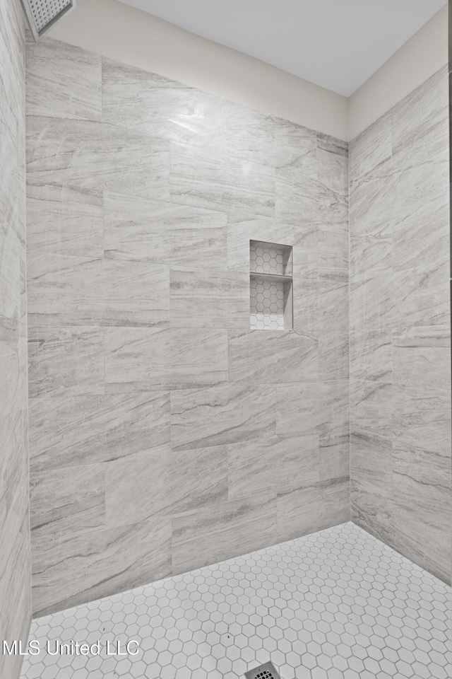 bathroom featuring tiled shower