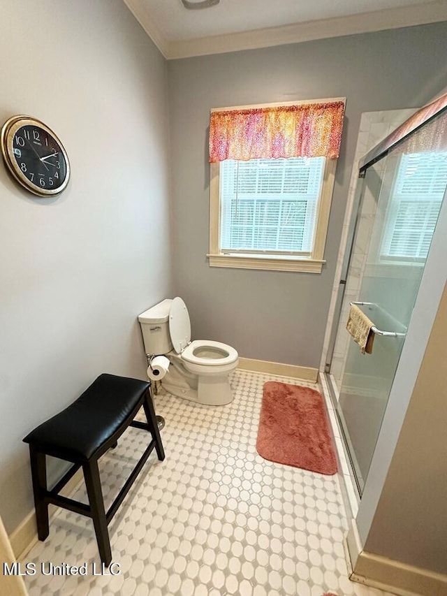 full bathroom featuring crown molding, a shower stall, toilet, and baseboards