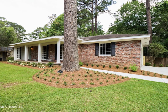 single story home featuring brick siding and a front yard