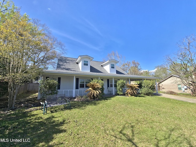 view of front facade featuring roof with shingles, fence, driveway, a front lawn, and a porch