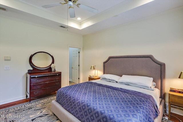 bedroom featuring ornamental molding, wood finished floors, a ceiling fan, recessed lighting, and baseboards