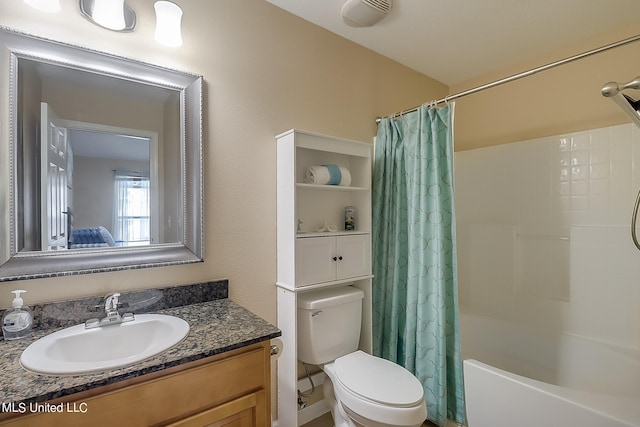 full bathroom featuring toilet, shower / bath combo with shower curtain, and vanity