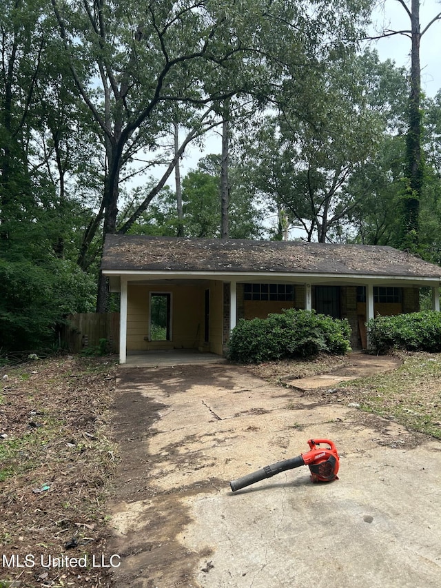 2806 Tara Rd, Jackson, MS 39212 - view of front of home with driveway and an attached carport