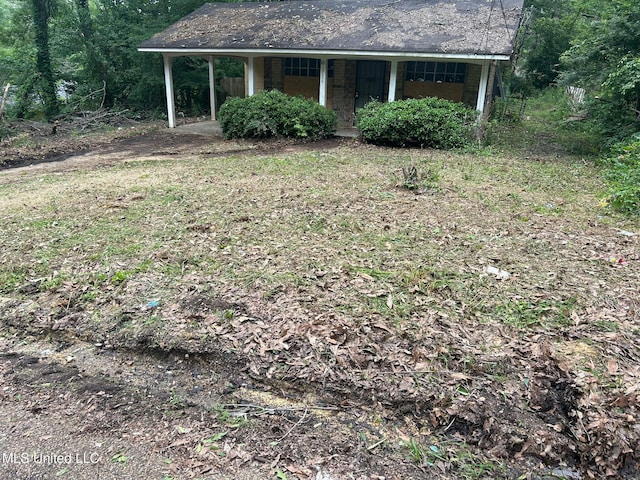 2806 Tara Rd, Jackson, MS 39212 - view of yard featuring an attached carport and a porch