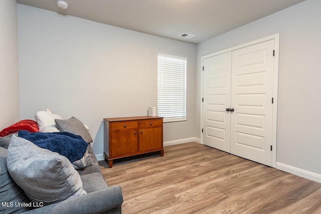 living area with light hardwood / wood-style flooring