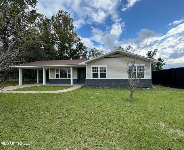 ranch-style house featuring a front yard