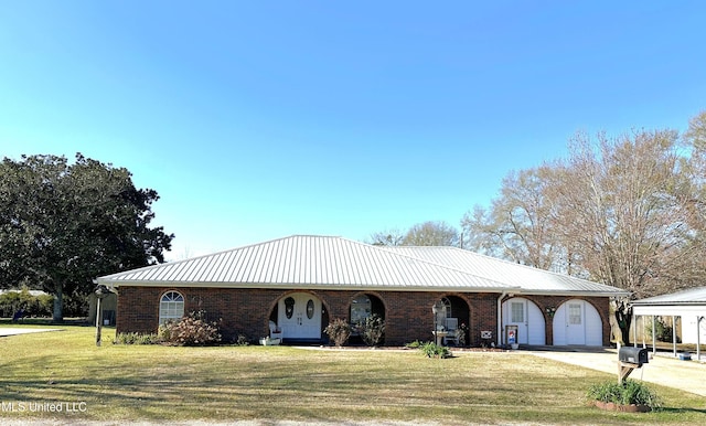 view of front facade featuring a front yard