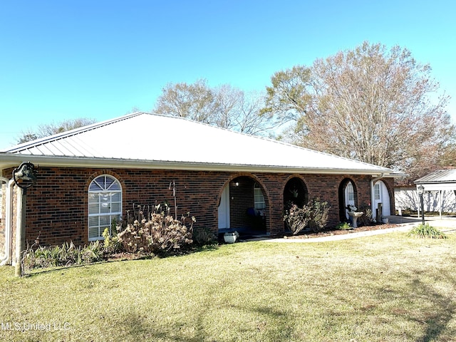 view of front of home featuring a front lawn