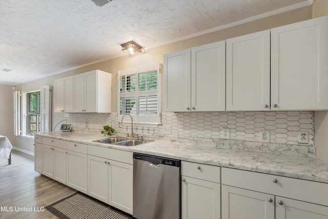 3590 Shady Oaks Dr, Olive Branch, MS 38654 - kitchen with dishwasher, a sink, tasteful backsplash, a textured ceiling, and light wood-type flooring