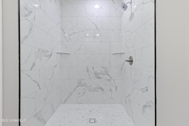 bathroom featuring a tile shower