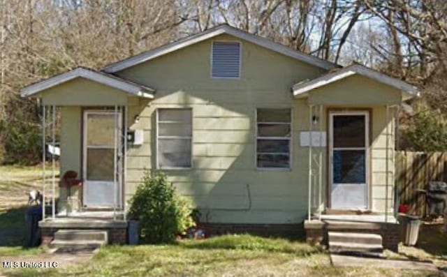 bungalow featuring a front lawn