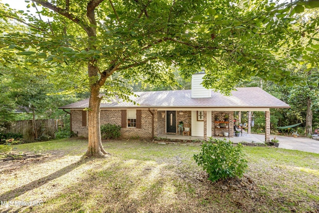 view of front of property featuring a patio area and a front yard