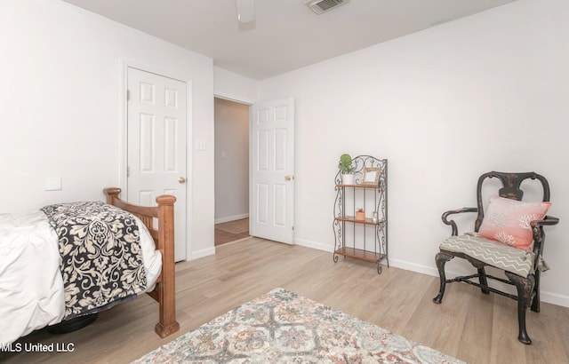 bedroom featuring light hardwood / wood-style floors and ceiling fan