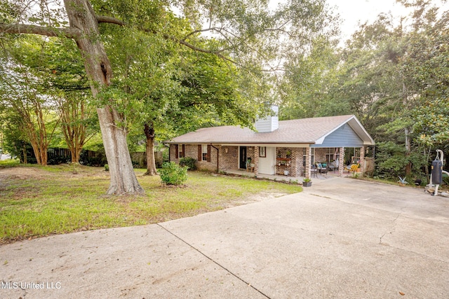 ranch-style home featuring a front yard