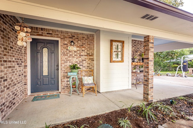 entrance to property featuring covered porch