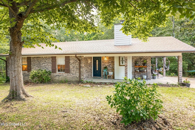 view of front of property featuring a front yard