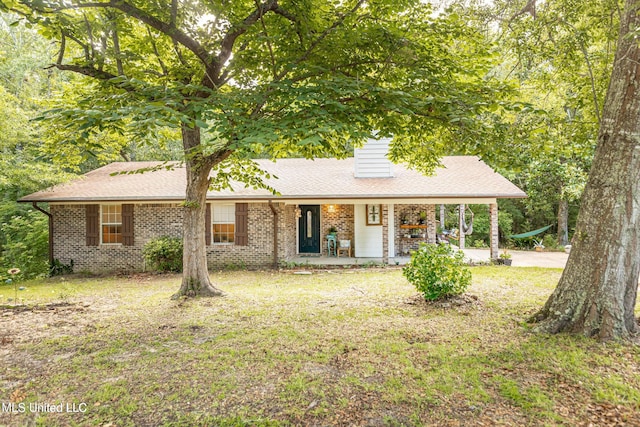 view of front of house with a front lawn