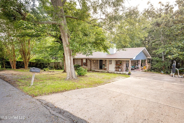 ranch-style house featuring a front lawn and covered porch