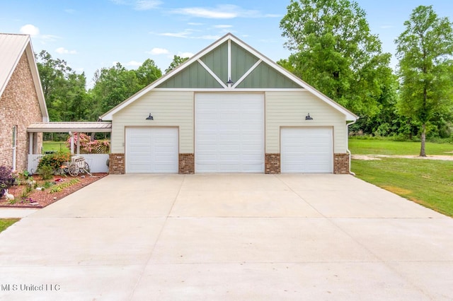 view of detached garage