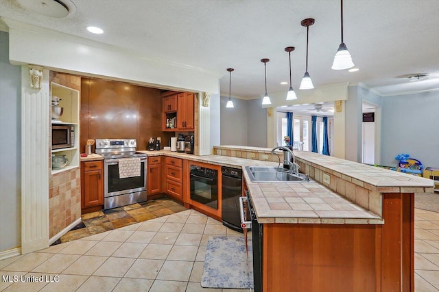 kitchen featuring a peninsula, crown molding, stainless steel appliances, and a sink