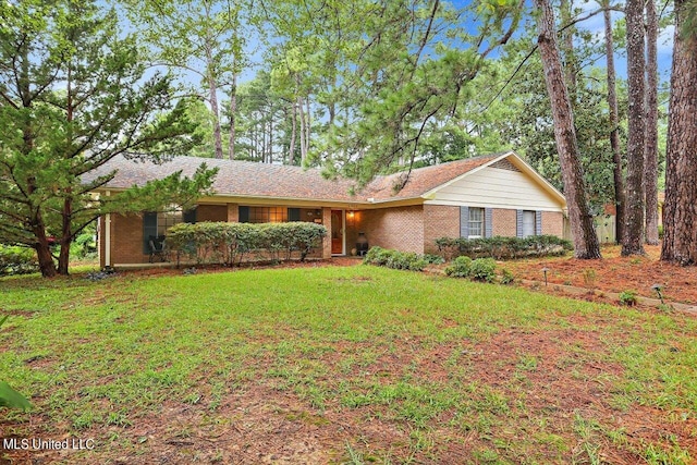 ranch-style house featuring a front lawn and brick siding