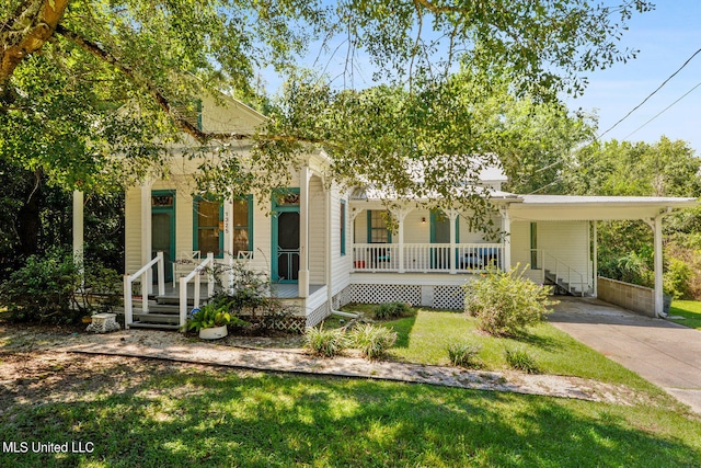 view of front facade featuring a front yard, driveway, covered porch, and a carport