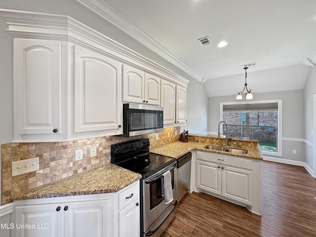 kitchen with visible vents, a peninsula, a sink, dark wood finished floors, and stainless steel appliances