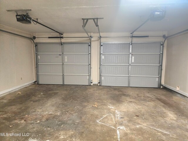 1618 Pear Orchard Pl, Jackson, MS 39211 - garage featuring a garage door opener