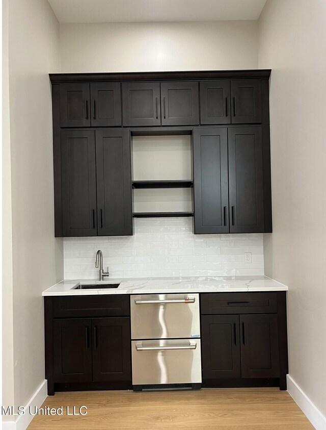 1851 Beach Blvd Unit 4, Biloxi, MS 39531 - kitchen featuring a sink, baseboards, tasteful backsplash, and light wood-type flooring