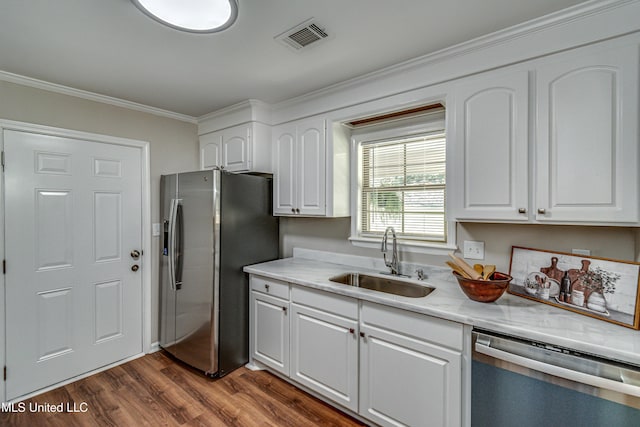 kitchen featuring visible vents, a sink, dark wood finished floors, appliances with stainless steel finishes, and white cabinets