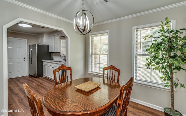 dining area featuring visible vents, a notable chandelier, crown molding, baseboards, and dark wood-style flooring