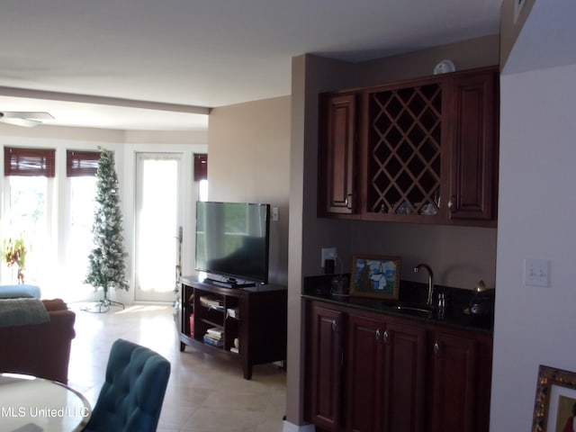 living room featuring wet bar and ceiling fan