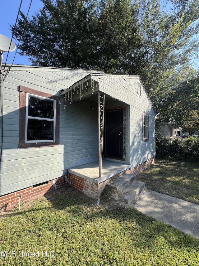 view of front of house with a front lawn