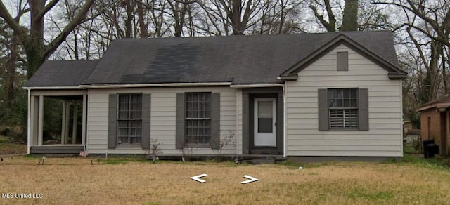 view of front of property with a front lawn