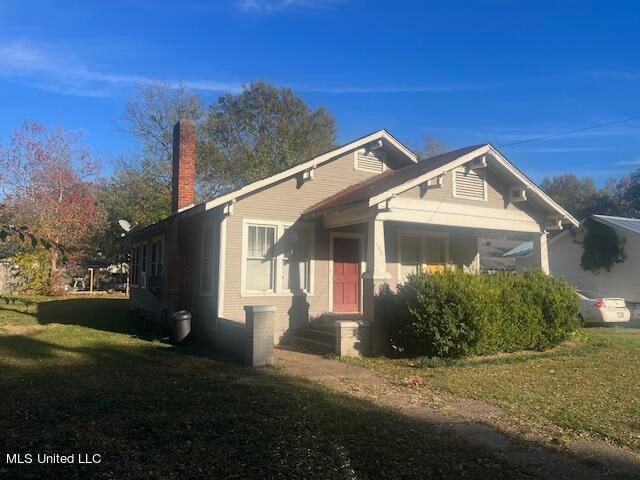 view of front of property with a front yard