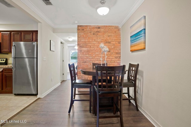 dining room with dark wood-type flooring, crown molding, and ceiling fan