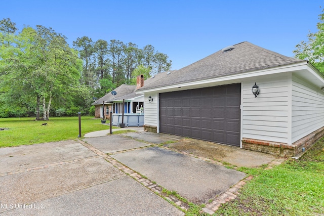 view of front facade featuring driveway, a shingled roof, and a front yard