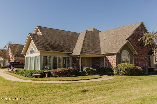 view of front of house featuring a front lawn