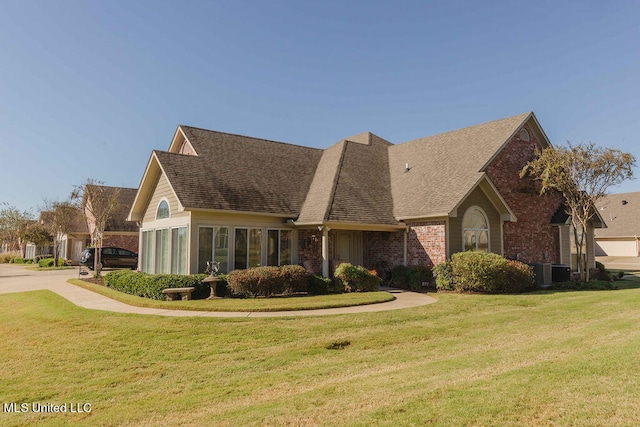 view of front of home featuring a front lawn