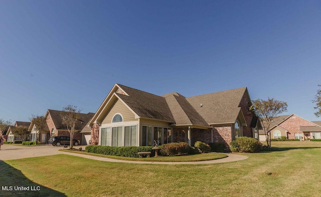 view of front facade featuring a front yard