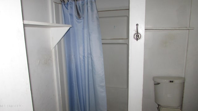3001 Hewes Ave, Gulfport, MS 39507 - full bath with curtained shower and toilet