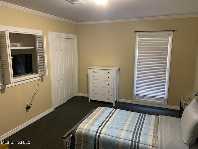 bedroom featuring ornamental molding, carpet, and baseboards