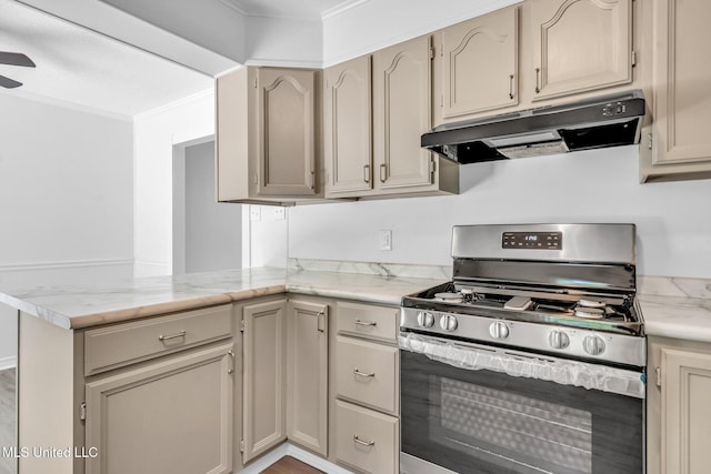 kitchen featuring crown molding, a peninsula, ceiling fan, under cabinet range hood, and gas stove
