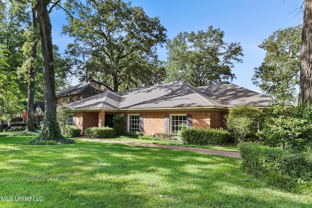 view of front of property featuring a front lawn