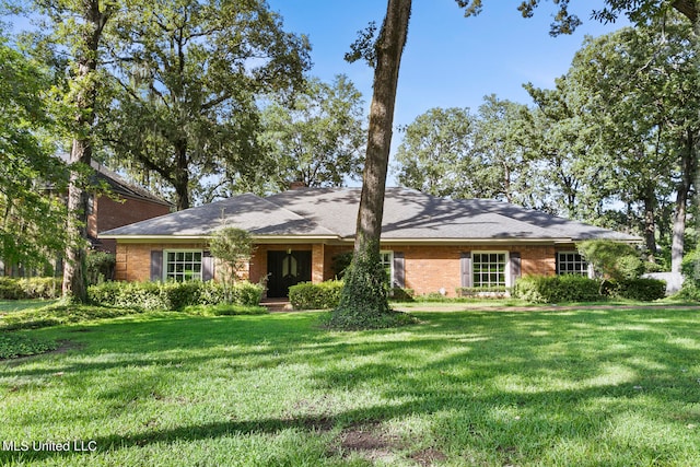 ranch-style home featuring a front lawn