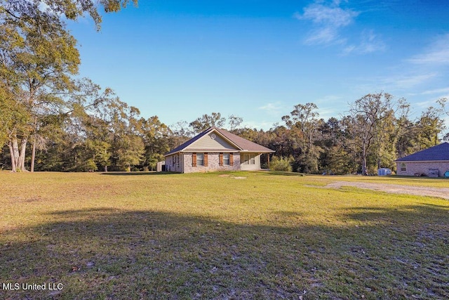 view of front facade featuring a front lawn