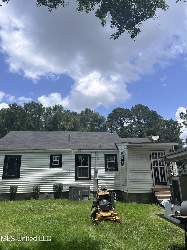 117 Shadow Lawn Dr, Jackson, MS 39204 - rear view of property featuring entry steps, a yard, and crawl space