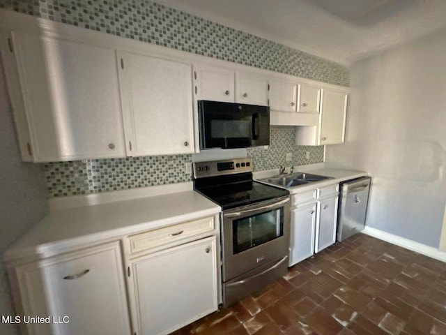 540 Woodland Hills Pl, Jackson, MS 39216 - kitchen featuring a sink, tasteful backsplash, stainless steel appliances, light countertops, and baseboards