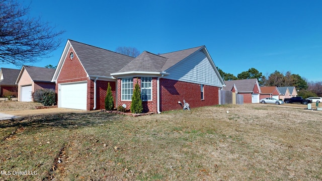 view of front facade featuring a garage and a front yard