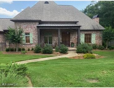 view of front facade with a front yard